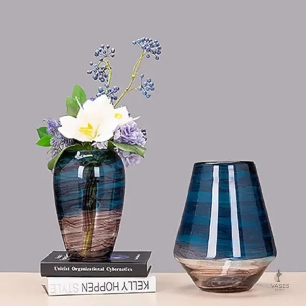 Vase en verre couleur bleu profond