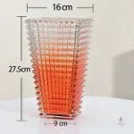 Vase en verre aux couleurs riches, style contemporain
