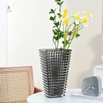 Vase en verre design avec teintes variées et lumineuses