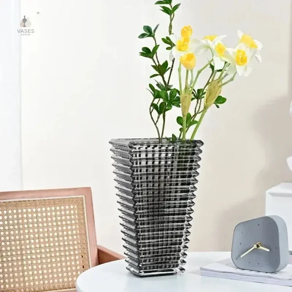 Vase en verre design avec teintes variées et lumineuses