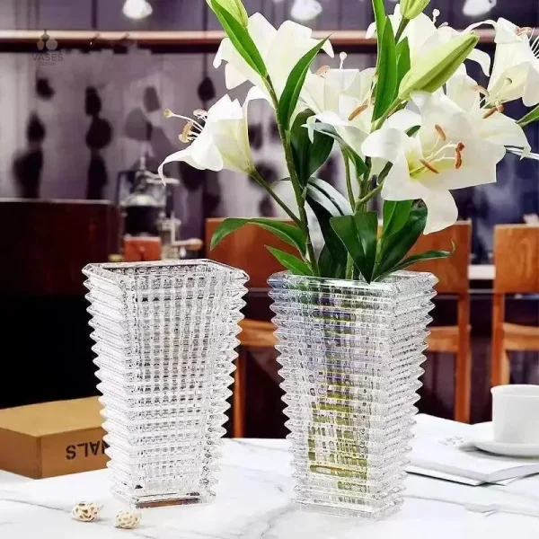 Vase coloré en verre pour fleurs fraîches et agencement