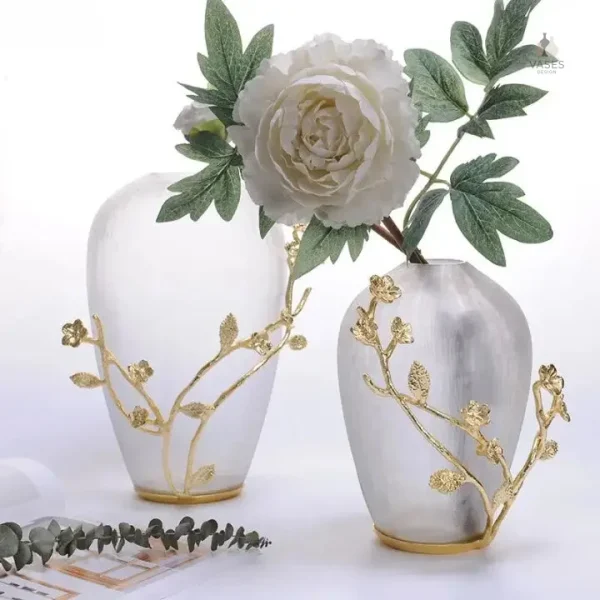 Vase décoratif en verre et or pour intérieur chic