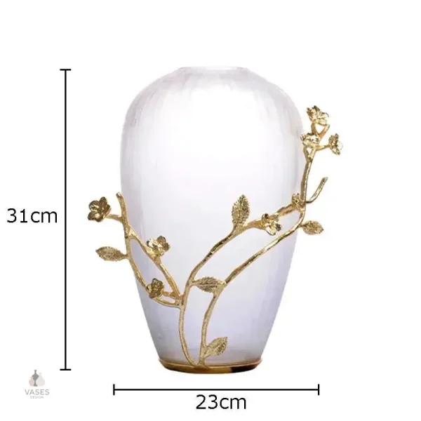 Vase design en verre et doré, parfait pour fleurs