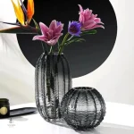 Vase en verre noir élégant