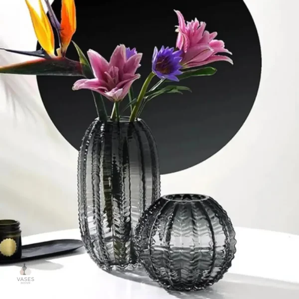 Vase en verre noir élégant