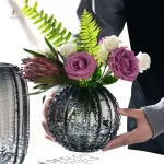 Vase décoratif en verre noir