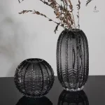 Vase moderne en verre sombre