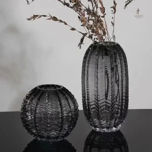 Vase moderne en verre sombre