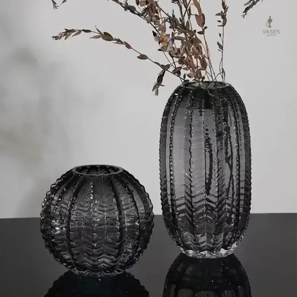 Vase moderne en verre sombre
