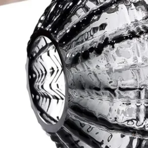 Vase en verre noir brillant