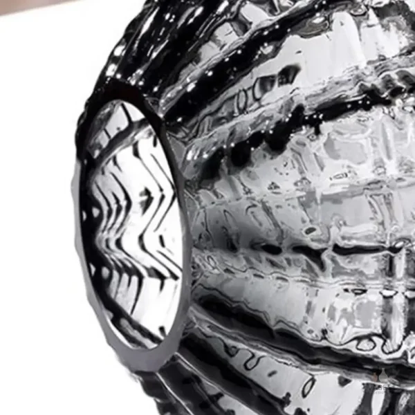 Vase en verre noir brillant
