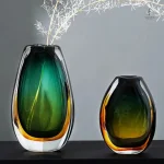 Vase décoratif en verre ancien