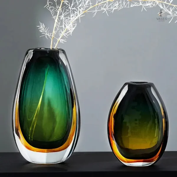 Vase décoratif en verre ancien