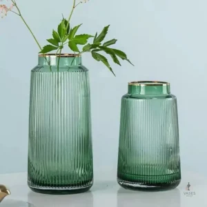 Vase en verre vert design élégant pour décoration intérieure