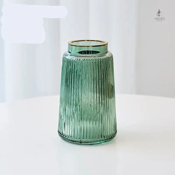 Vase en verre vert, accessoire décoratif pour tous les espaces