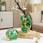 Vase vert et doré élégant pour décoration intérieure