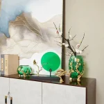 Vase décoratif vert avec finition dorée