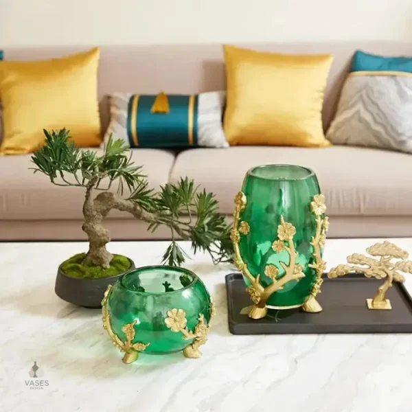 Vase vert sophistiqué au design doré