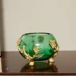Vase vert avec accents dorés pour embellir l'espace