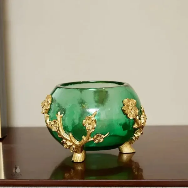 Vase vert avec accents dorés pour embellir l'espace