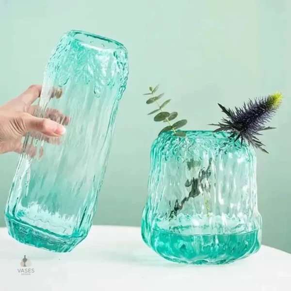 Vase en verre transparent avec teinte verte subtile