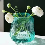 Vase moderne en verre vert pour embellir votre espace