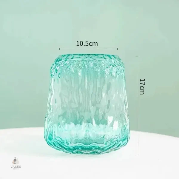 Vase coloré en vert, idéal pour des arrangements floraux