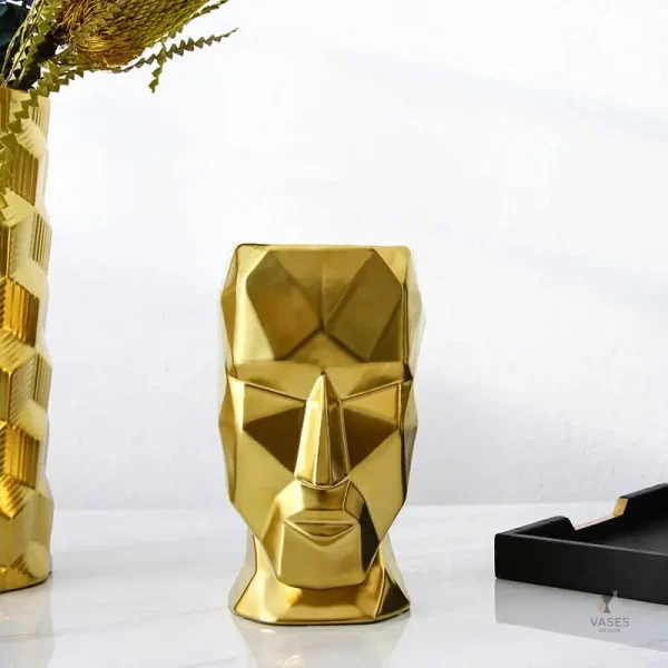 Vase décoratif en forme de visage stylisé