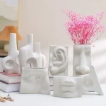 Vase décoratif avec visage humain