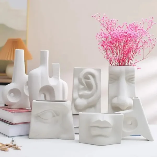 Vase décoratif avec visage humain