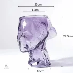 Vase en verre illustrant un visage abstrait