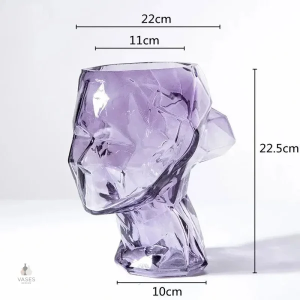 Vase en verre illustrant un visage abstrait