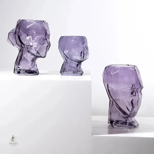 Vase en verre avec motif visage artistique
