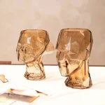 Vase visage en verre aux formes élégantes