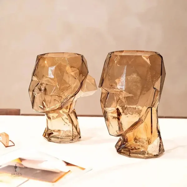 Vase visage en verre aux formes élégantes