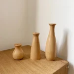 Vase en bois clair, parfait pour les fleurs fraîches