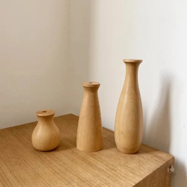Vase en bois clair, parfait pour les fleurs fraîches