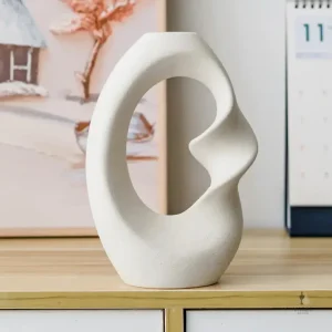 Vase en céramique aux formes modernes et épurées