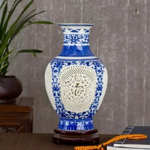 Vase chinois bleu et blanc en céramique traditionnelle