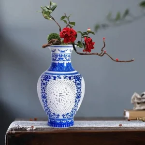Vase en céramique bleu et blanc avec motifs chinois
