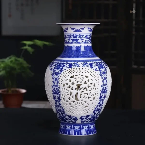 Vase décoratif bleu et blanc inspiré de l'art chinois