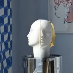 Vase visage contemporain avec finitions raffinées