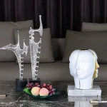 Vase visage avec détails sculptés à la main