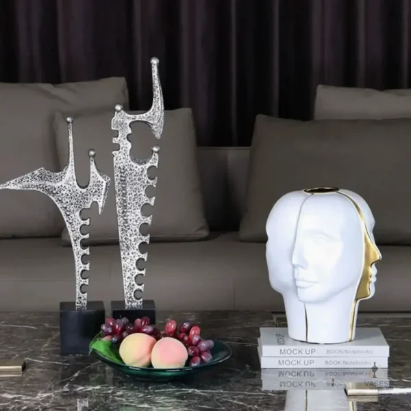 Vase visage avec détails sculptés à la main